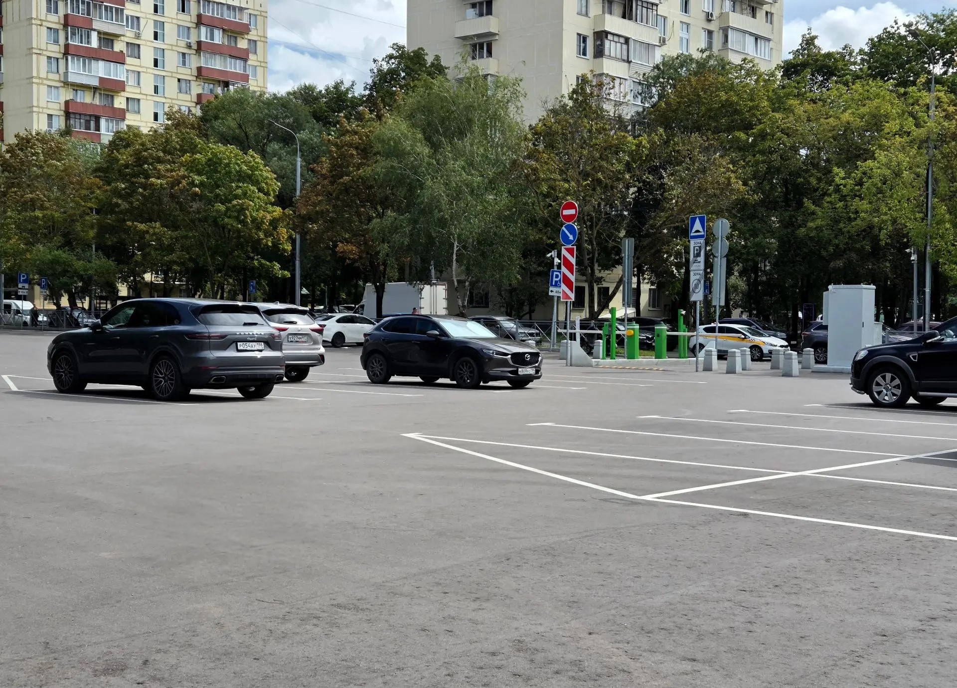 Абонементы на парковки со шлагбаумом можно продлить до 25 сентября