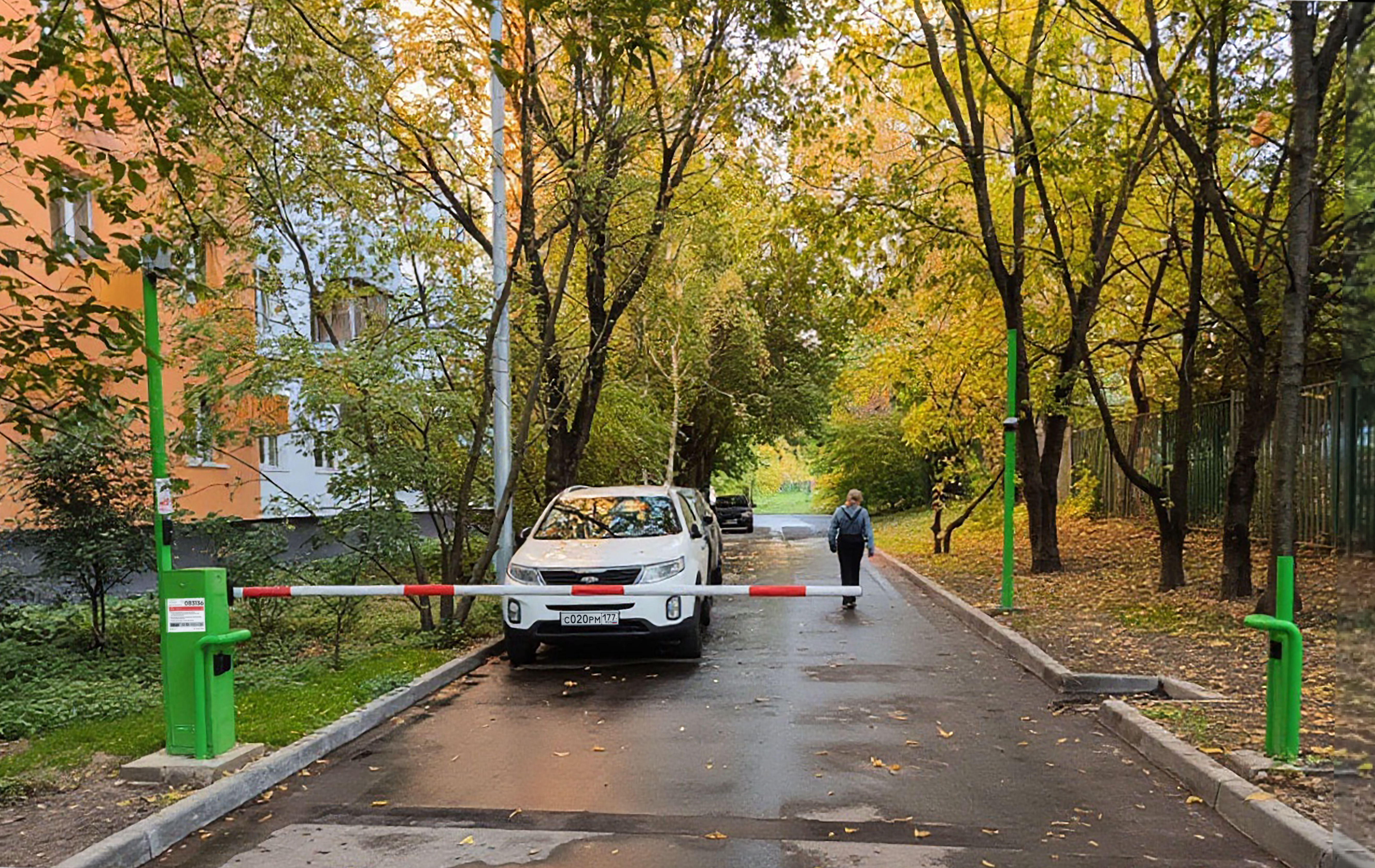 Призываем бережно относиться к городскому имуществу и не ломать шлагбаумы 