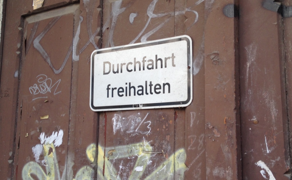 berlin-parking-forbidden-sign-durchfahrt-freihalten-IMG_4792.jpg
