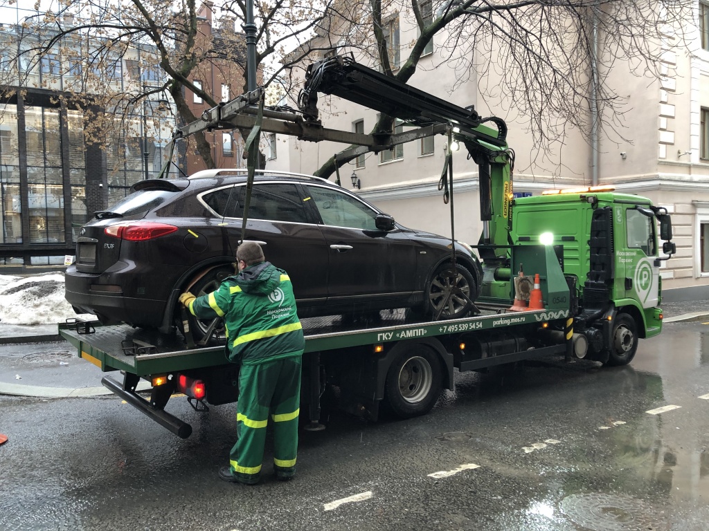 Машину недобросовестной автомобилистки переместили на спецстоянку из-за  долгов по штрафам на 400 тыс. рублей